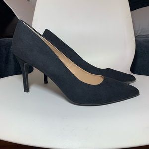 Pointed toe suede pumps